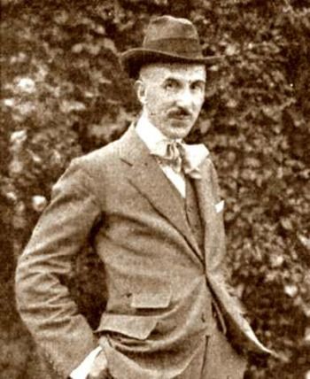 León, mayo de 1923: el asesinato a tiros de Fernando González Regueral en la calle Cervantes
        

                Fernando González Regueral Álvarez Arenas.
                            

                Salustio González Regueral, padre de Fernando González Regueral, también fue diputado por León.
                            

                Carta de Salustio a su administrador y representante en León, José del Blanco Escobar, dándole instrucciones sobre su modo de actuar en sus negocios.
                                     Archivo Banca Fernández-Llamazares
                            

                Obras del ferrocarril del Norte en la zona de Pajares en 1884 cuya máxima responsabilidad recayó en Salustio González Regueral.
                                     Foto de Sauvanaud
                            

                Descendientes de Salustio González Regueral fotografiados en Carrizo de la Ribera. En primera fila, sentadas, la esposa de don Domingo González Regueral, la marquesa de la Felguera, doña Dolores Fernandez-Duro y la Marquesa de Santa María del Carrizo doña María Luz (Mafu) González-Regueral y Argüelles.
                            

                Fernando González Regueral y Jové escoltando, junto a los máximos mandos de la Legión Cóndor, al general Franco en León.
                            

                Fernando González Regueral y Jové, en la tribuna de autoridades durante la despedida de la Legión Cóndor en León, ante la atenta mirada de otro ilustre desconocido leonés llamado Isidoro Aguado Jolis-Smolinski.
                            

                n el lugar que hoy ocupa este insulso (en comparación con el anterior) edificio de la plaza Torres de Omaña, con entradas por las calles Serranos y actual calle Fernando González Regueral (antes calle Catalinas) vivieron, cada uno en una parte, compartiendo patio común), el ingeniero Salustio y su hermana Emilia. La plaza Torres de Omaña, tras el derribo de la casa del marqués de Montevirgen y otras atrocidades, ha perdido definitivamente su encanto.
                            
Ahora en portada
Últimas noticias
Qué hacer durante el fin de semana en la provincia de León: feria de Carea, libros y Día de los Museos
Los regantes de Luna atacan al Gobierno por no querer construir los dos nuevos pantanos del Órbigo y amenazan con protestas
Sanidad activará el plan de exceso de calor en la provincia de León si se superan los 33,2 grados
Adif resuelve en un día el visto bueno a la fosa de un paseado del franquismo en Garrafe tras las críticas por su tardanza
De la italiana Carbonia a la berciana Albares de la Granja: el estamento de clases del carbón
La oposición ataca la "espantada" de la alcaldesa de San Andrés en un Pleno de control por un viaje a Granada
