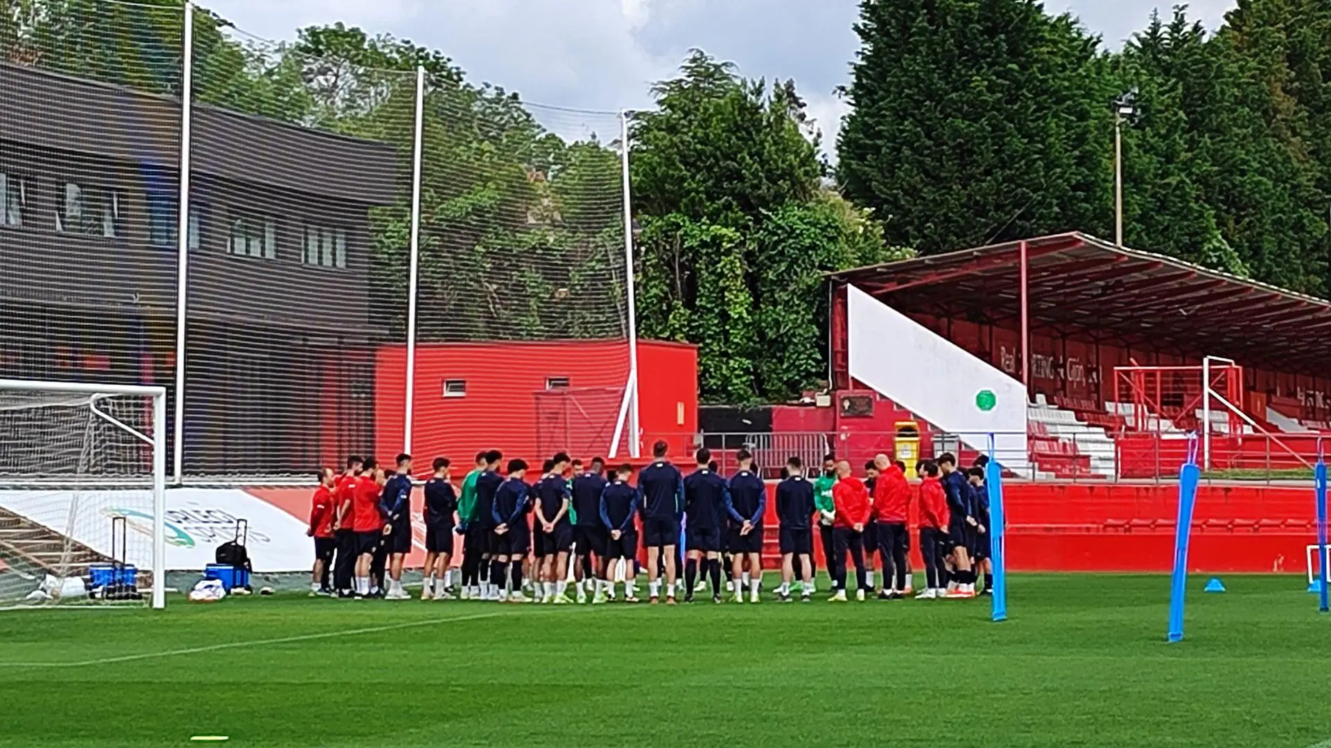 La plantilla del Sporting guarda un minuto de silencio por el abonado fallecido en El Molinón