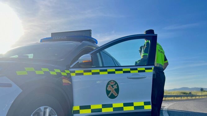 Un agente de tráfico  de la Guardia Civil