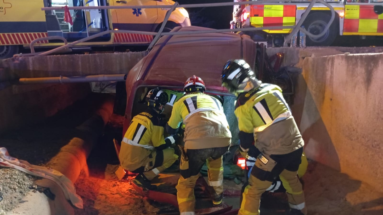 Trágico accidente en Campillo: Fallecen un adulto y una menor tras caer su furgoneta a un cauce
