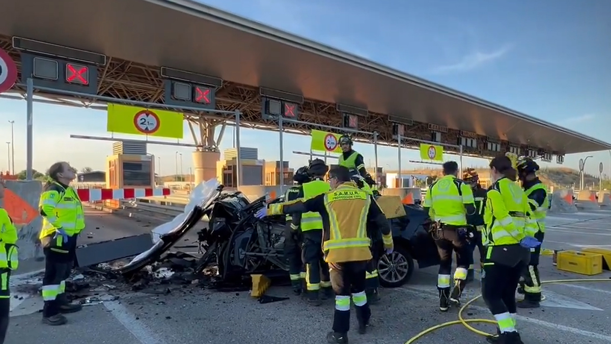Fallece un conductor de VTC tras chocar contra un pilar del peaje de la R-3 en Vicálvaro