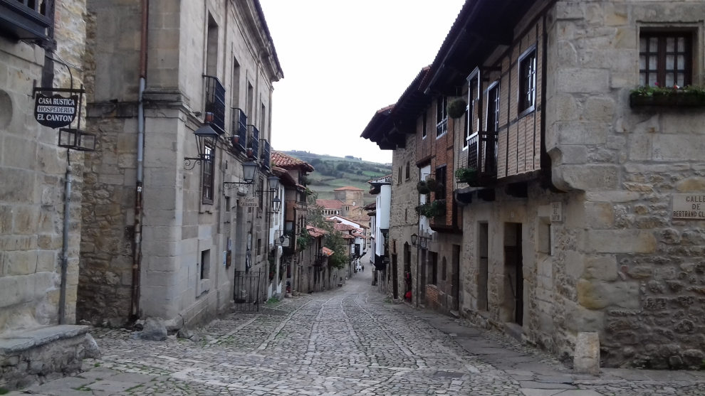 Muere un motorista de 51 años tras chocar con un coche en Santillana del Mar