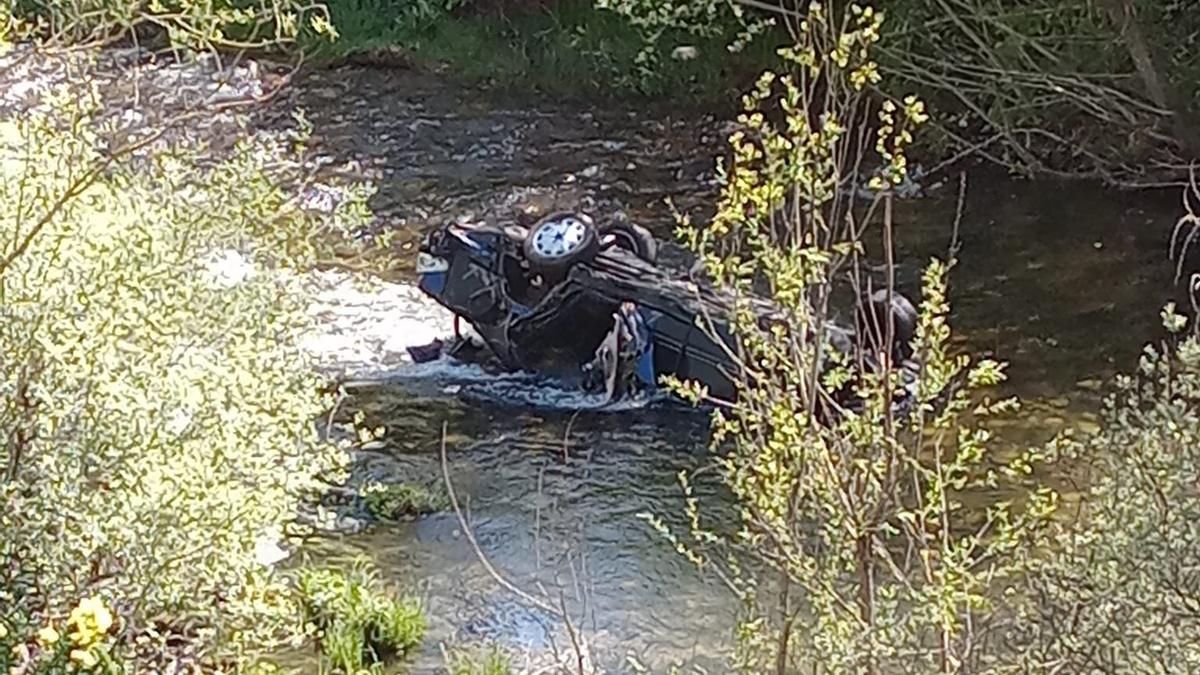 El turismo precipitado al río Torío a la altura de Robles de la Valcueva tras salirse de la LE-331.
