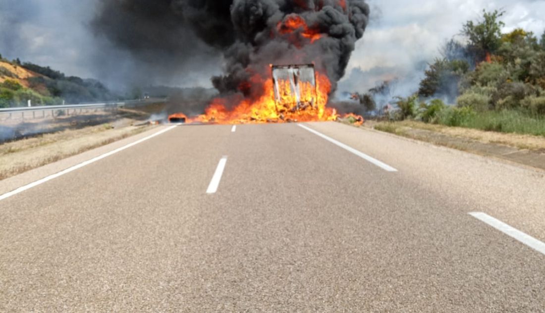 GALERÍA | El incendio de un camión provoca el corte de la A-52