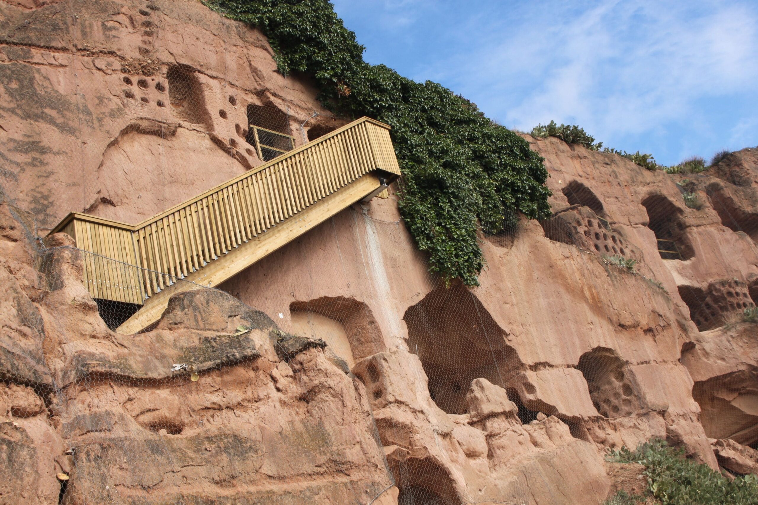 Un desprendimiento en las cuevas de Arnedo afecta a tres coches
