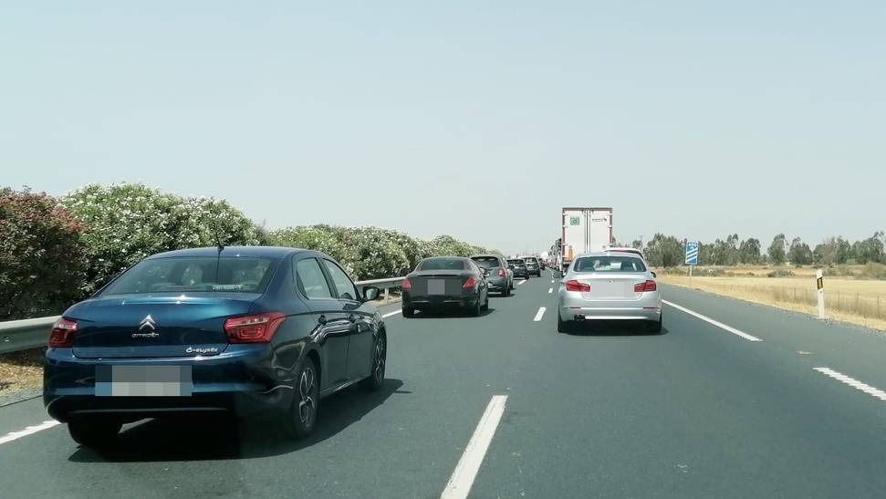 Atasco en la A-49 dirección Huelva por un tronco en la carretera