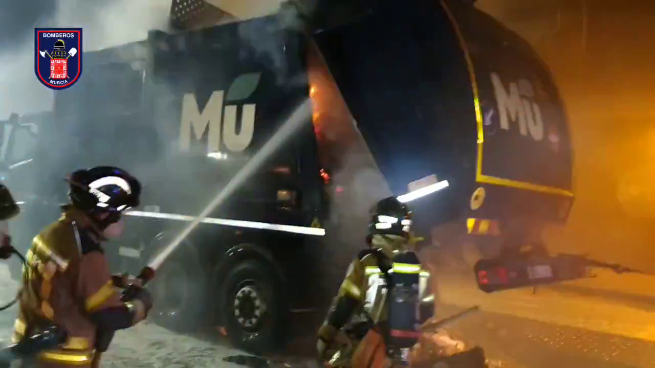 Arde un camión de basuras propulsado por gas natural en la pedanía murciana de Los Dolores