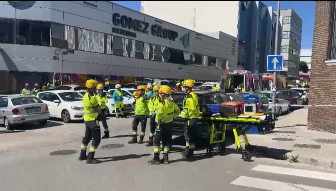 Un herido y dos trabajadores atrapados en el derrumbe del forjado de un edificio en Fuencarral