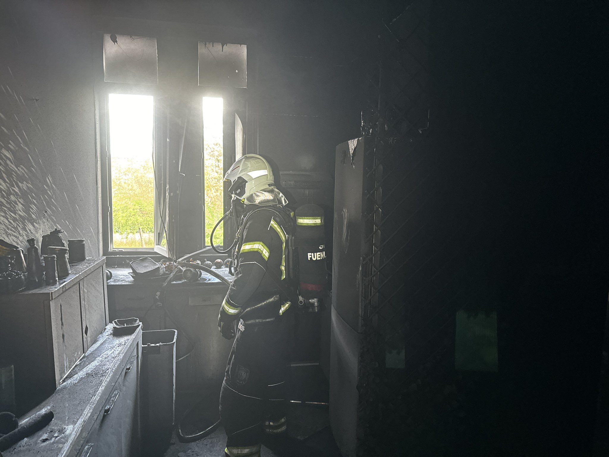 Se tira por la ventana para no morir abrasado en el incendio de su casa