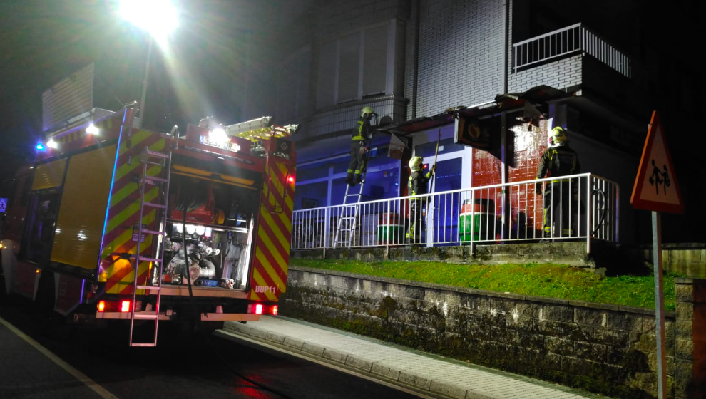 Los bomberos intervienen en el incendio producido en el tejado de madera de un establecimiento de restauración