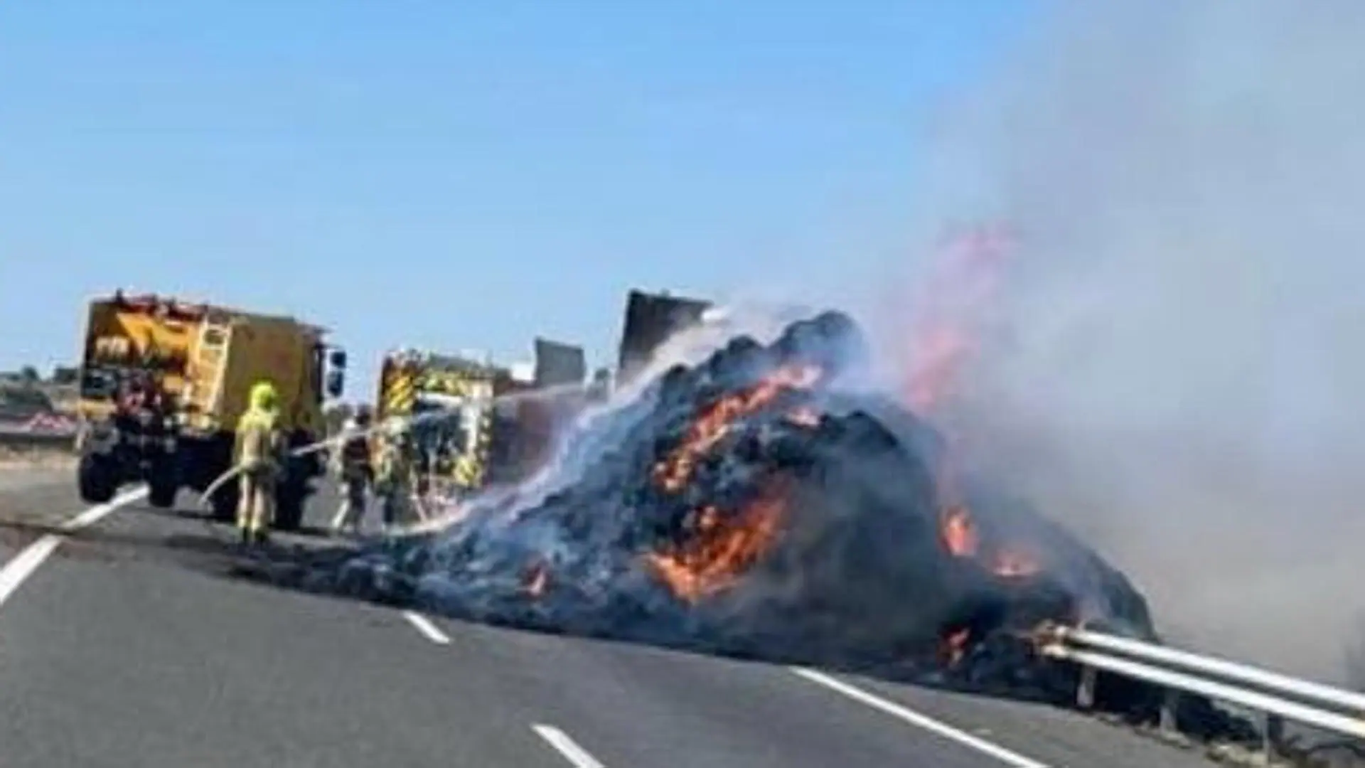Sucesos: Cortada la A-66 en Cáceres por el incendio de un camión cargado de paja