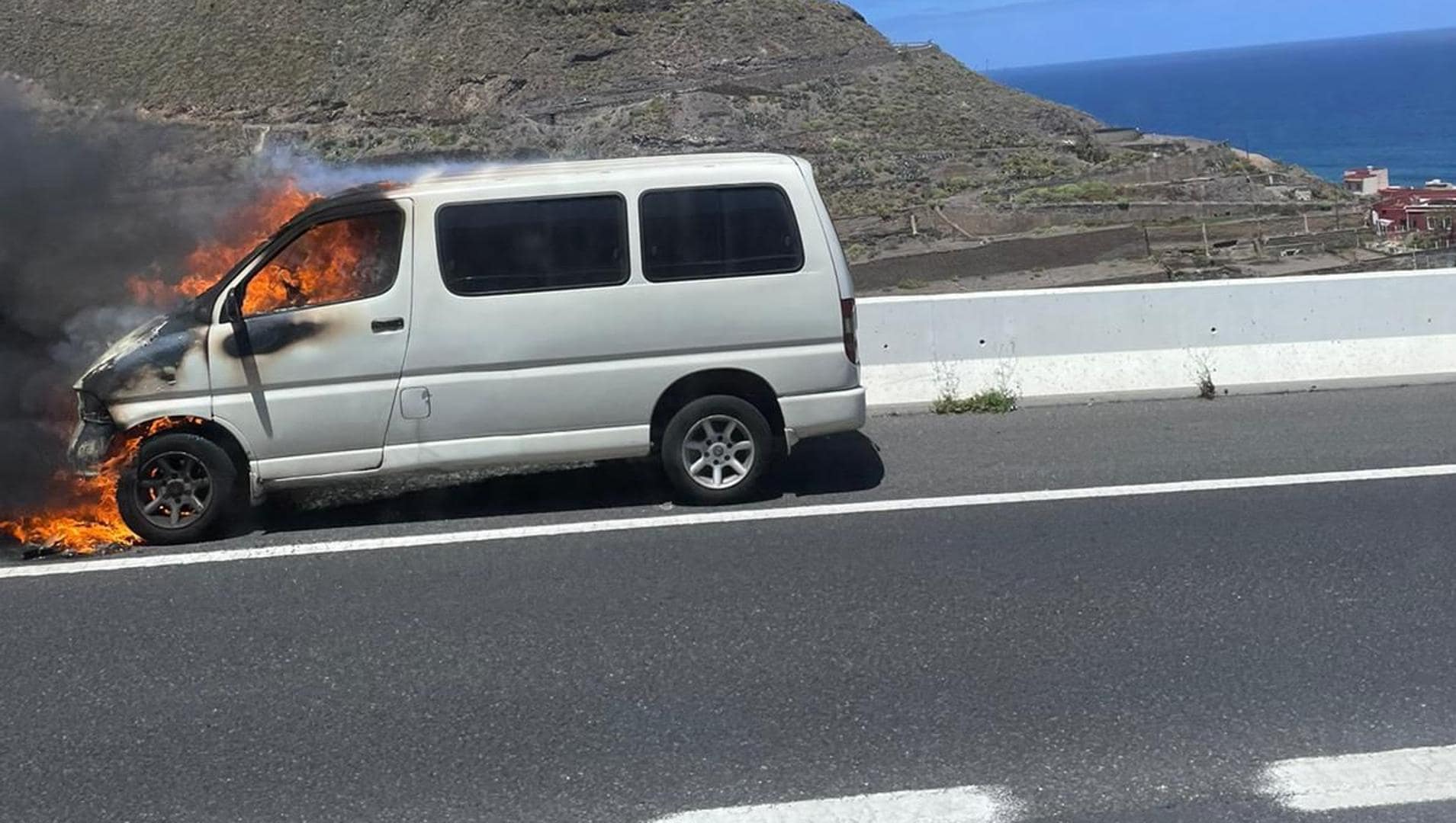 Un vehículo provoca caos en la GC-2 tras incendiarse y cerrar múltiples carriles de circulación
