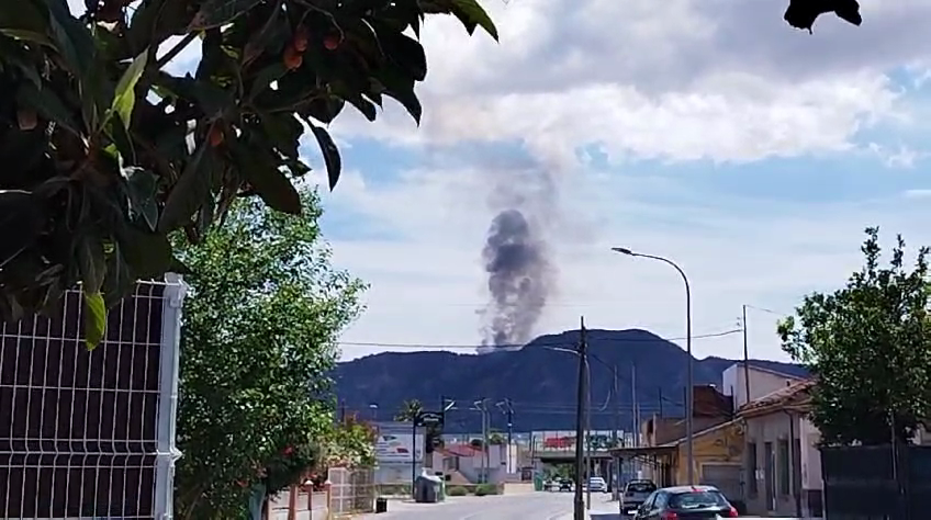 Varios helicópteros y brigadas forestales combaten incendio forestal en el Monte Miravete de Torreagüera, Murcia