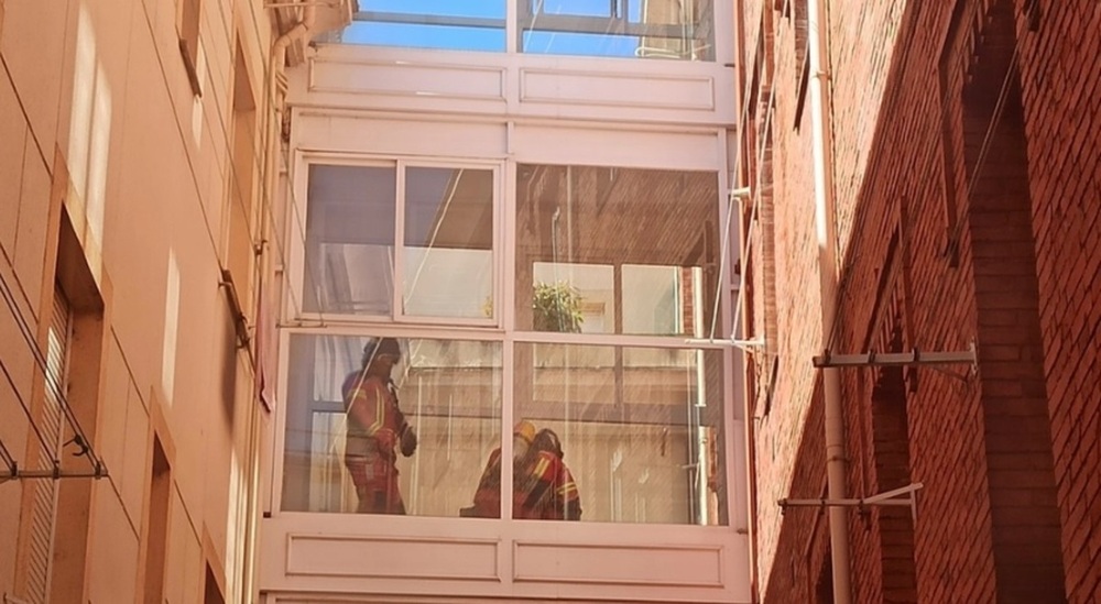 Vecino del portal número 4 de la avenida Manuel Rivera resulta afectado tras incendio en su vivienda