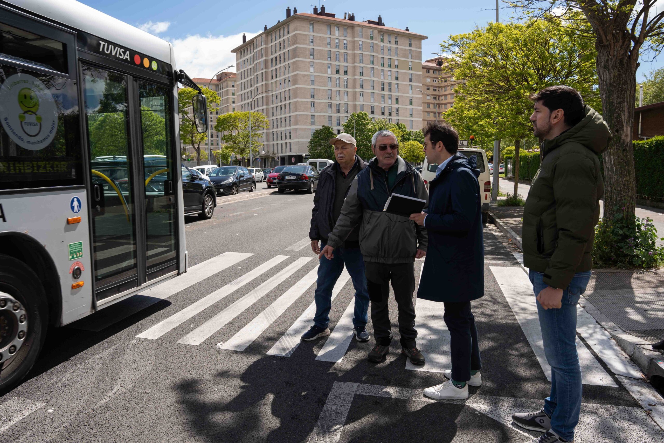 Exigen semáforos junto al colegio de Vitoria