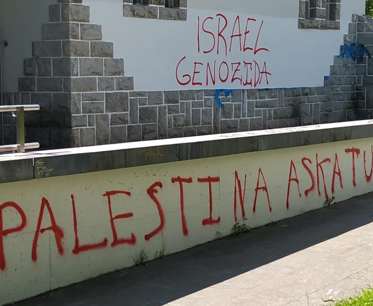 Vecinos de Vitoria denuncian las pintadas en la ermita juradera de San Juan de Arriaga a favor de Palestina
