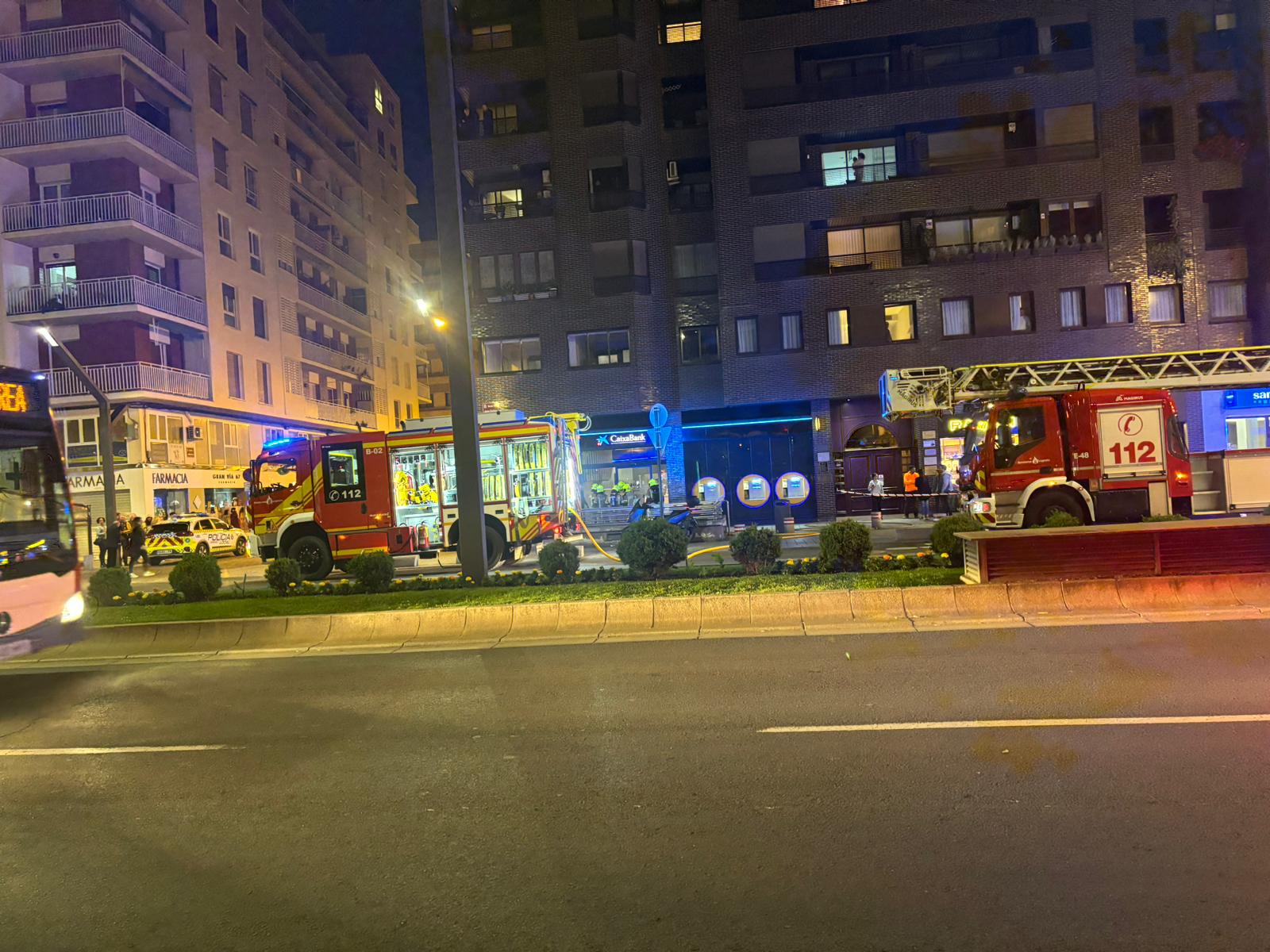 Vecinos de la Gran Vía se llevan un susto por incendio en cajero de CaixaBank