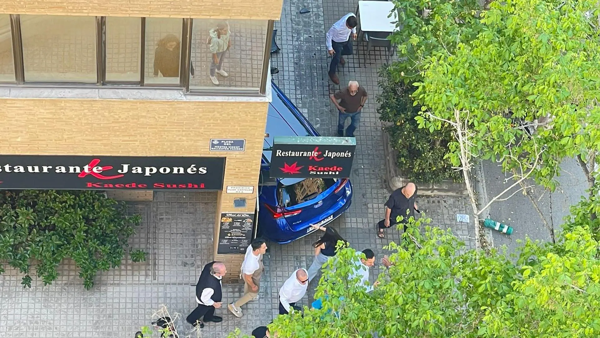Un coche se empotra contra un restaurante en Valencia