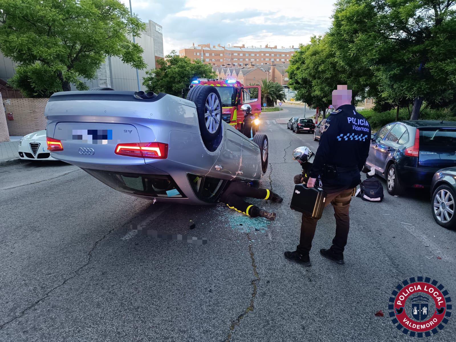 Espectacular vuelco de un coche en plena calle: la conductora circulaba borracha