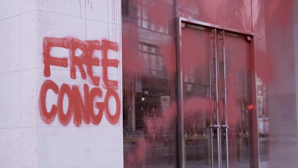 Vídeo: Activistas climáticos denuncian explotación del Congo por parte de Apple y empresas tecnológicas en tienda de Berlín