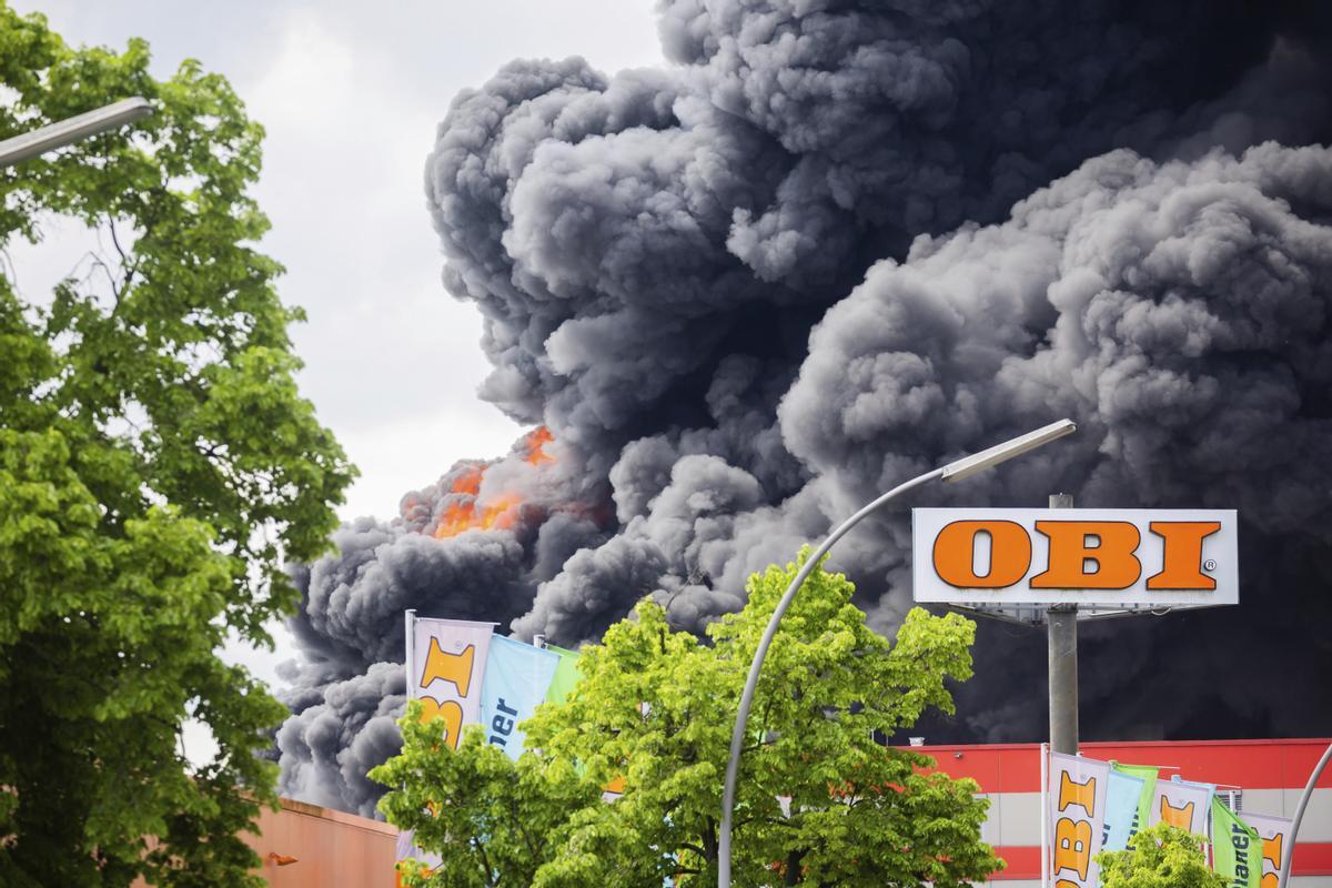 Vídeo: Bomberos de Berlín luchan contra gigantesco incendio en fábrica metalúrgica, desatando nube tóxica.