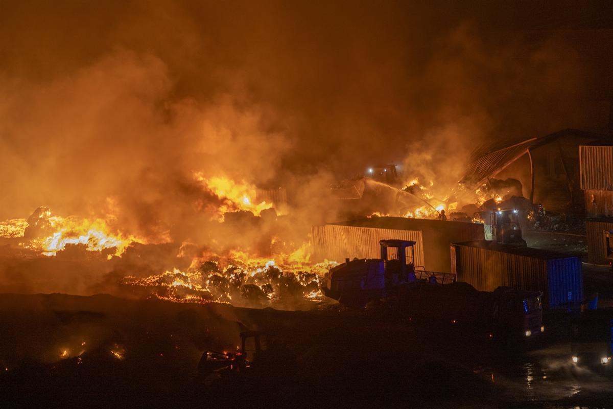 Los bomberos consiguen controlar el incendio en el vertedero de Lanzarote