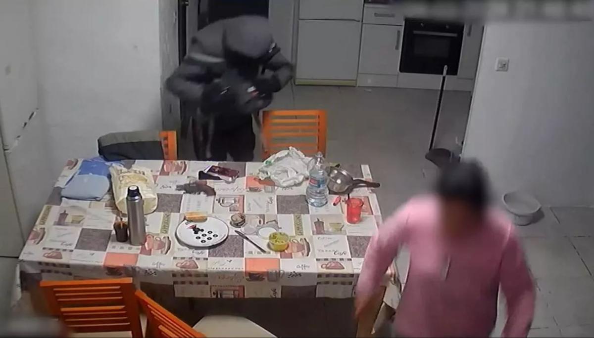 Un matrimonio se defiende a sartenazos de dos atracadores armados en un asalto en su casa.