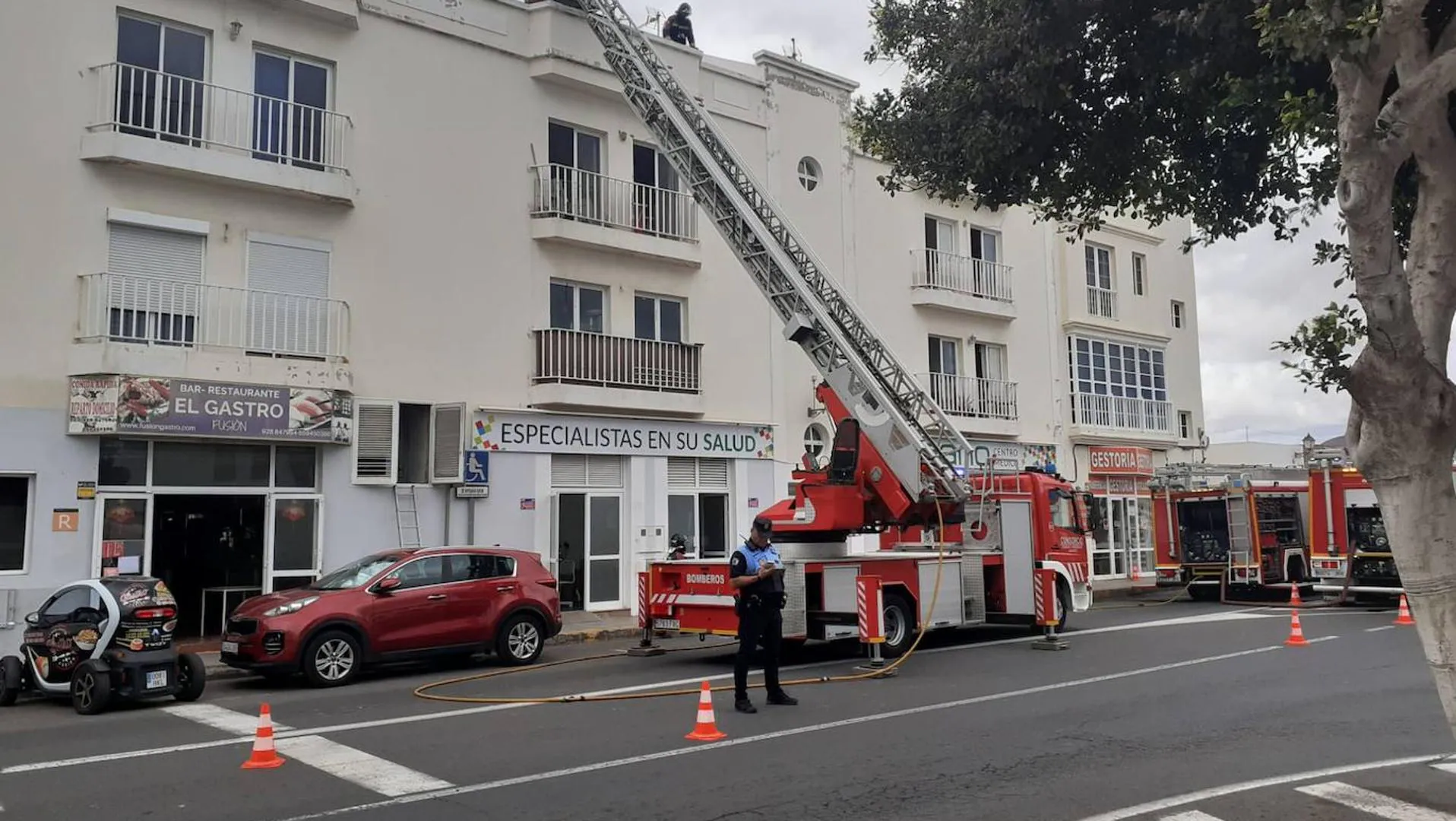 Evacuan un edificio en Lanzarote tras quemarse la cocina de un restaurante