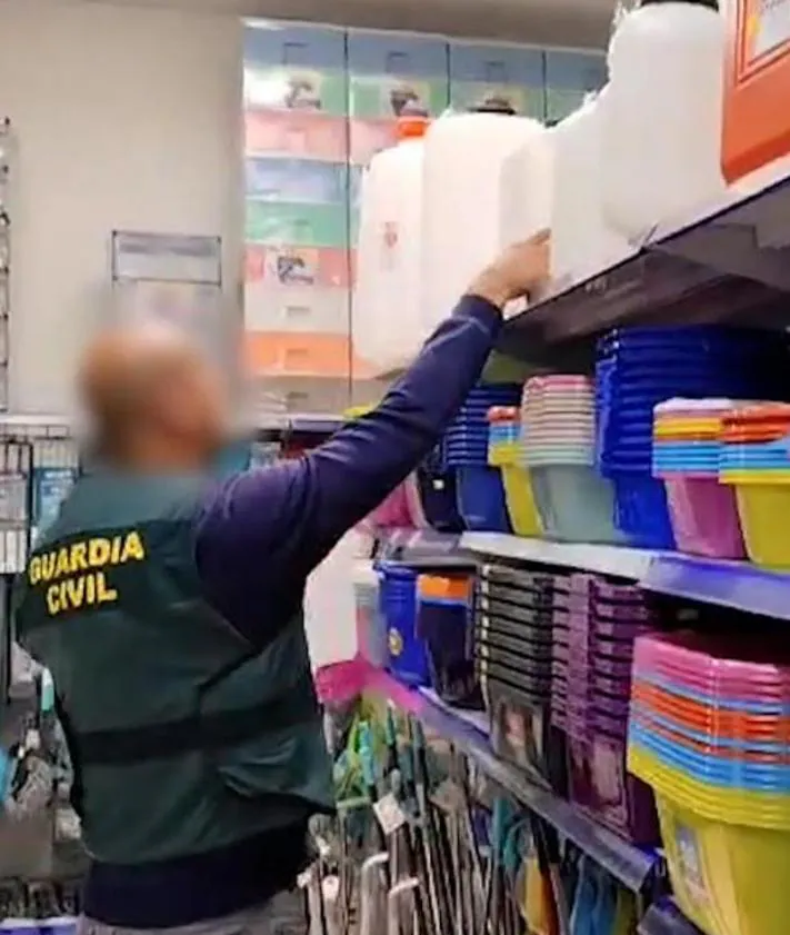Imagen secundaria 2 - Amenazas, coacciones e incendios en naves industriales y camiones: así funcionaba 'la mafia del palé' que atacó a una empresa de Alicante