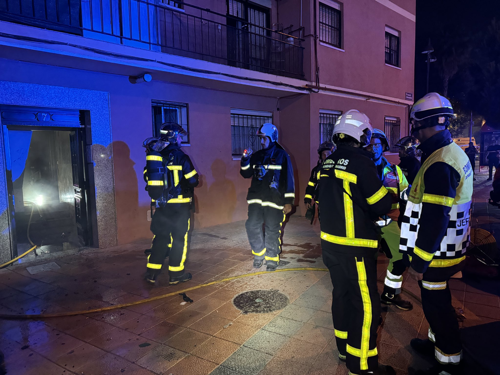 18 vecinos desalojados y 2 trasladados al hospital en un incendio en Getafe
