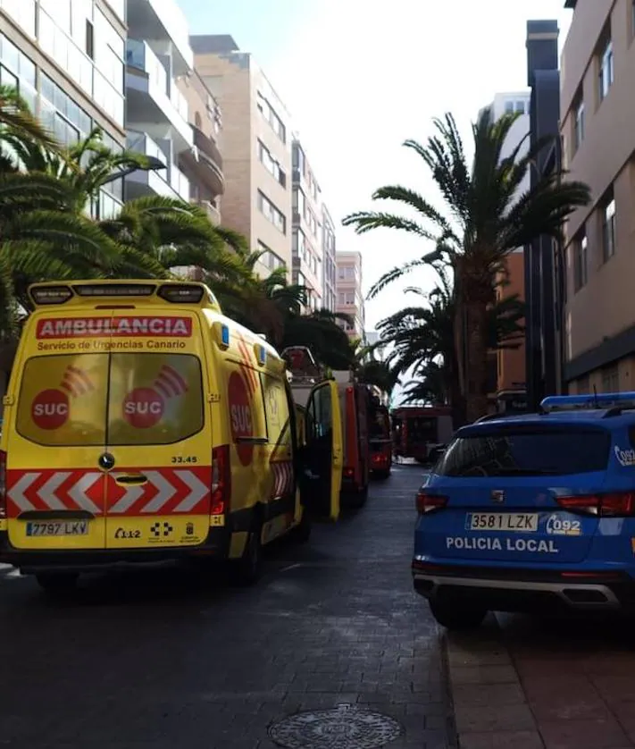 Imagen secundaria 2 - Ambulancia y Policía Local en el lugar.