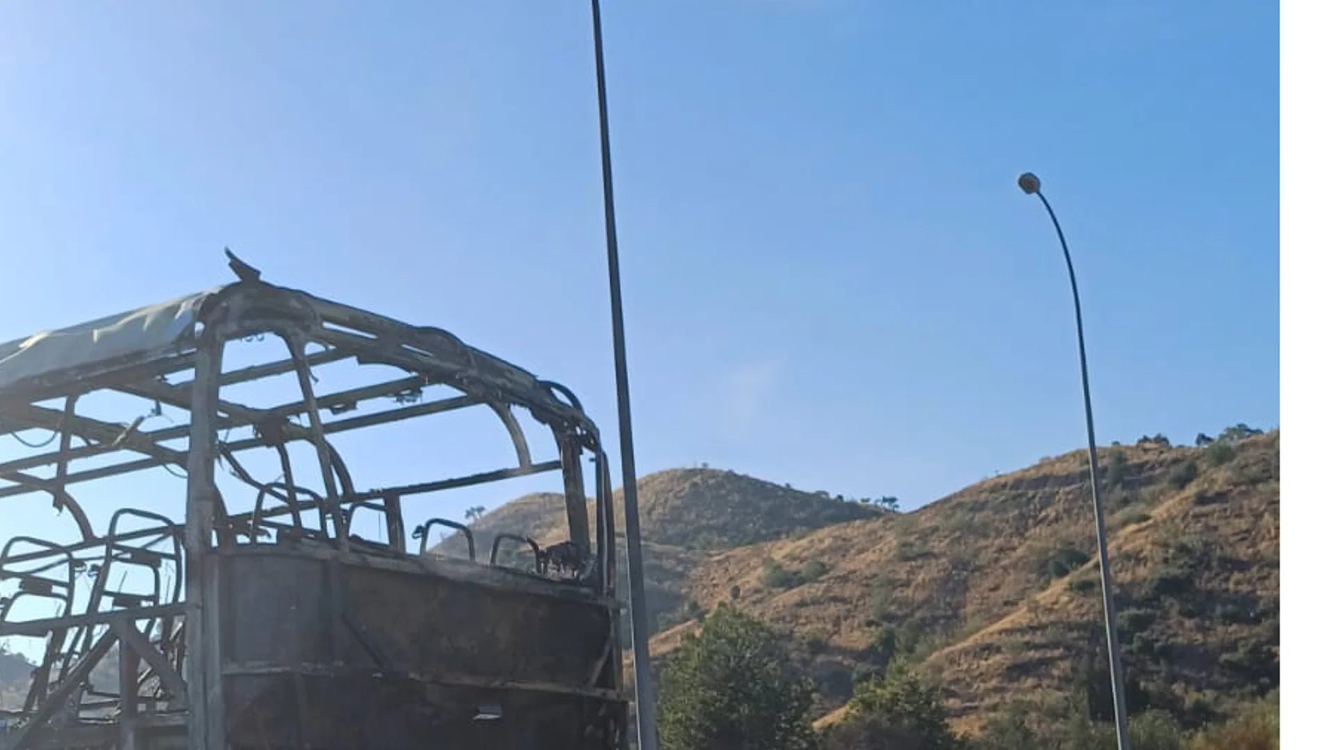 Un autobús resulta completamente calcinado en la A-7, sin daños personales