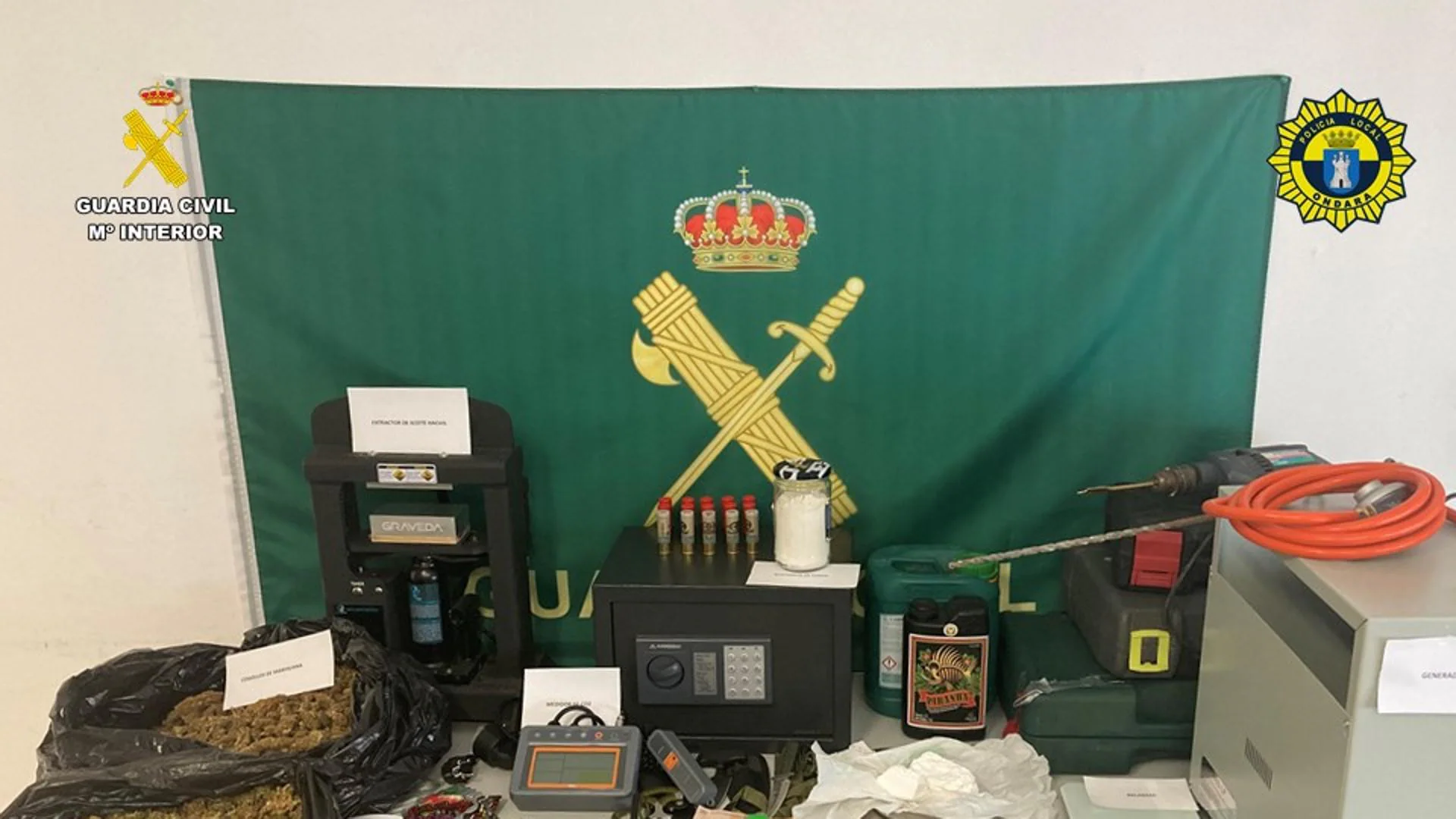 Amenazas con un arma a los clientes de un bar de Ondara y la Guardia Civil descubre un supermercado de la droga en su vivienda | Tráfico de drogas Alicante