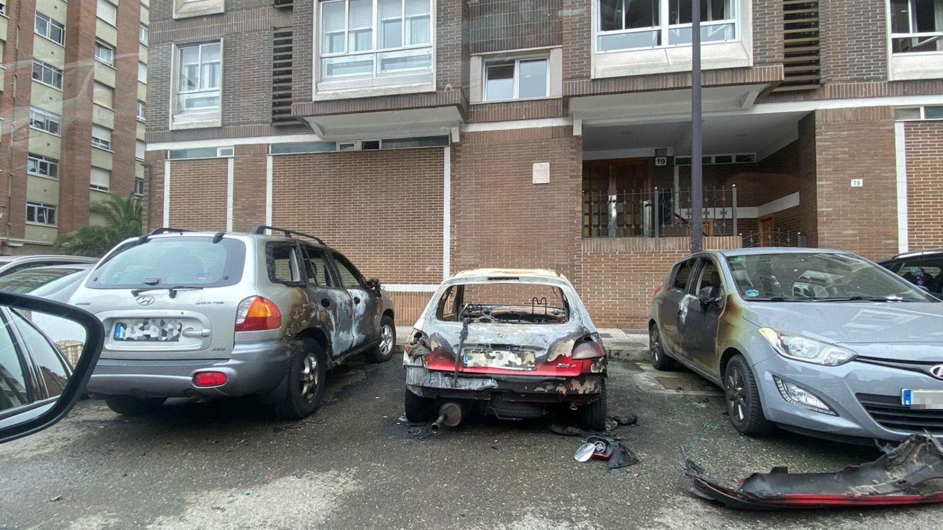 Investigan incendio intencionado de un vehículo en Gijón: las llamas se propagaron rápidamente afectando a otros coches estacionados