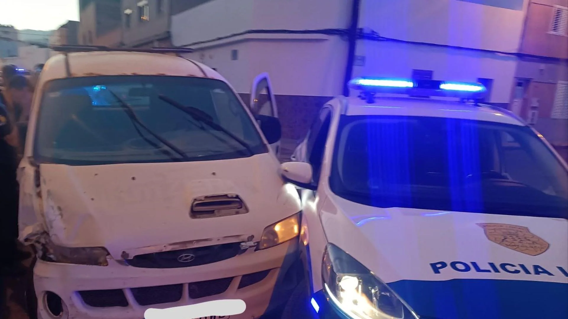 Detenido un conductor tras colisionar con varios vehículos en Telde y huir en una alocada fuga hasta Sardina del Sur