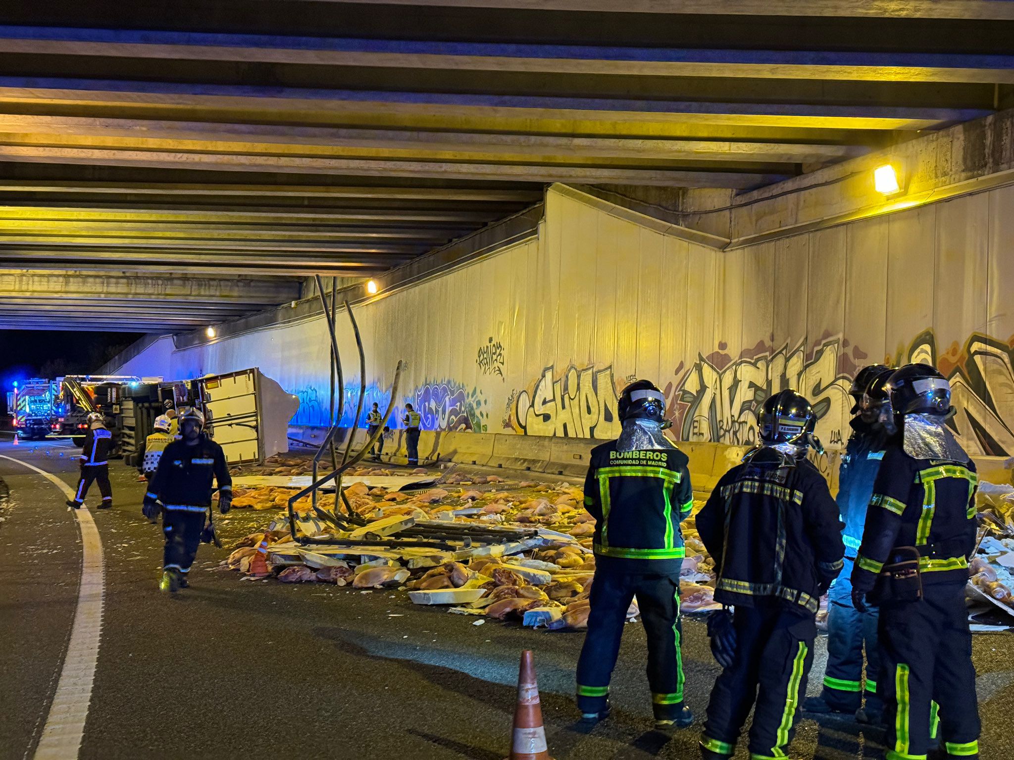 Accidente en Getafe: Camión con 30 toneladas de jamones vuelca en enlace de la R-4 con la M-50