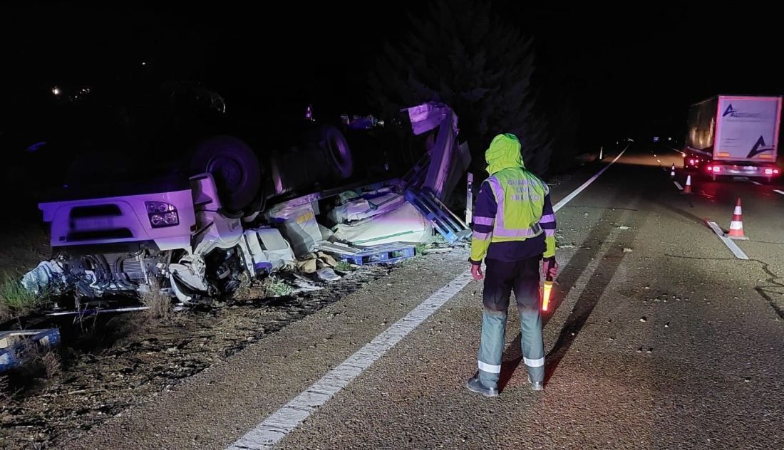 Dos heridos tras el vuelco de un camión en la A-11 en Zamora