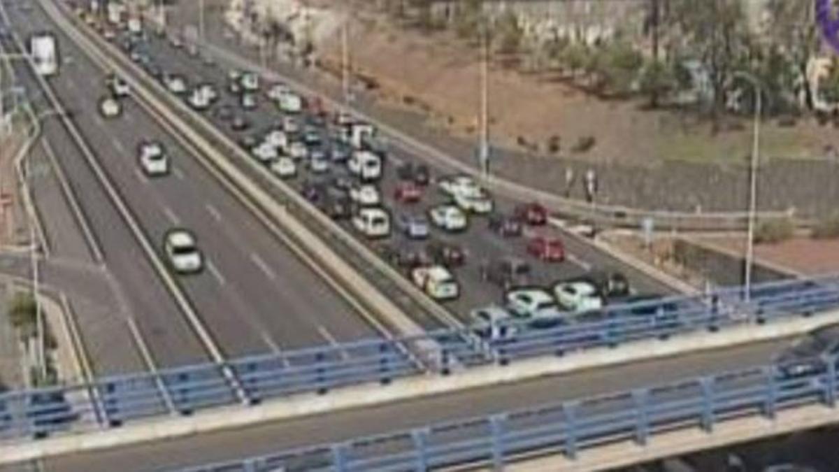 Imagen de la cámara de tráfico del Cabildo de Tenerife donde se ve el momento en el que la TF-5 colapsa por el accidente.