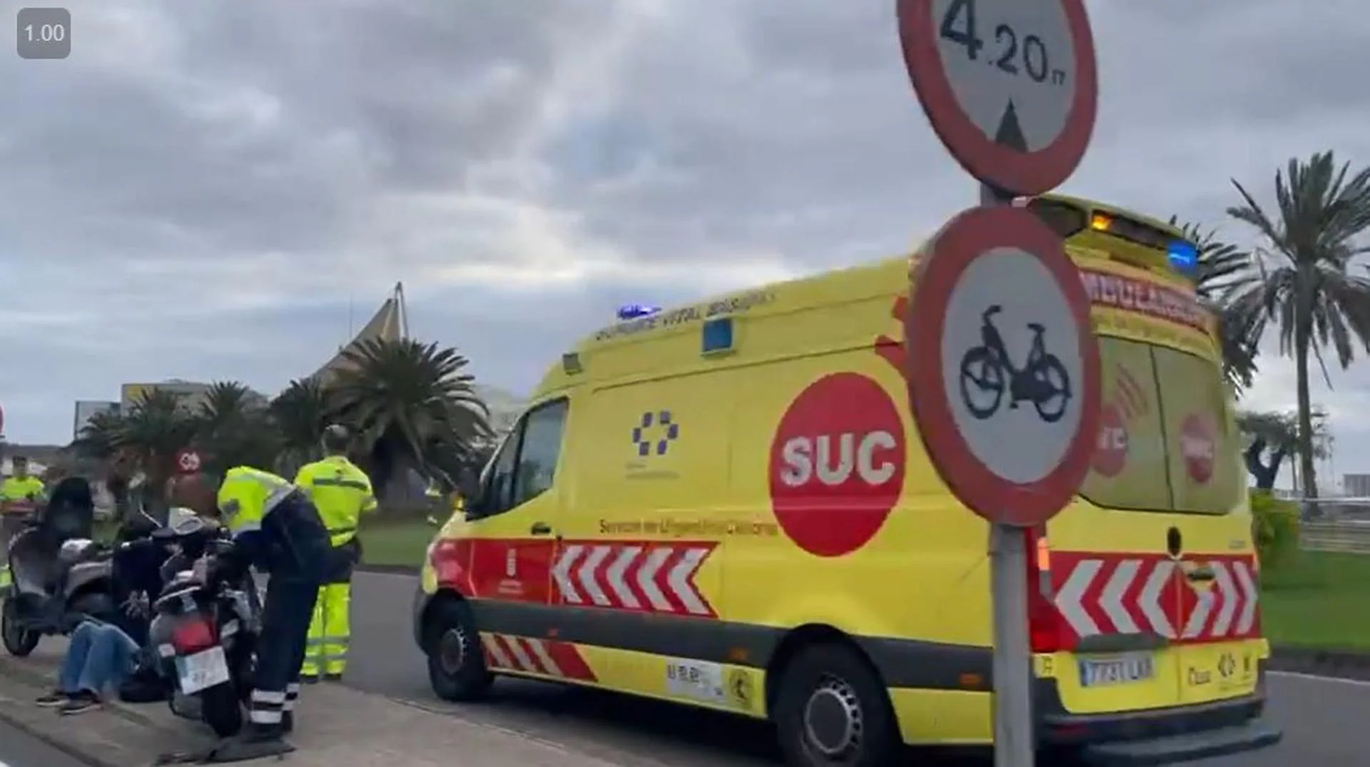 El caos vuelve a la Autovía Marítima con una guagua averiada y un siniestro entre dos motos y un turismo