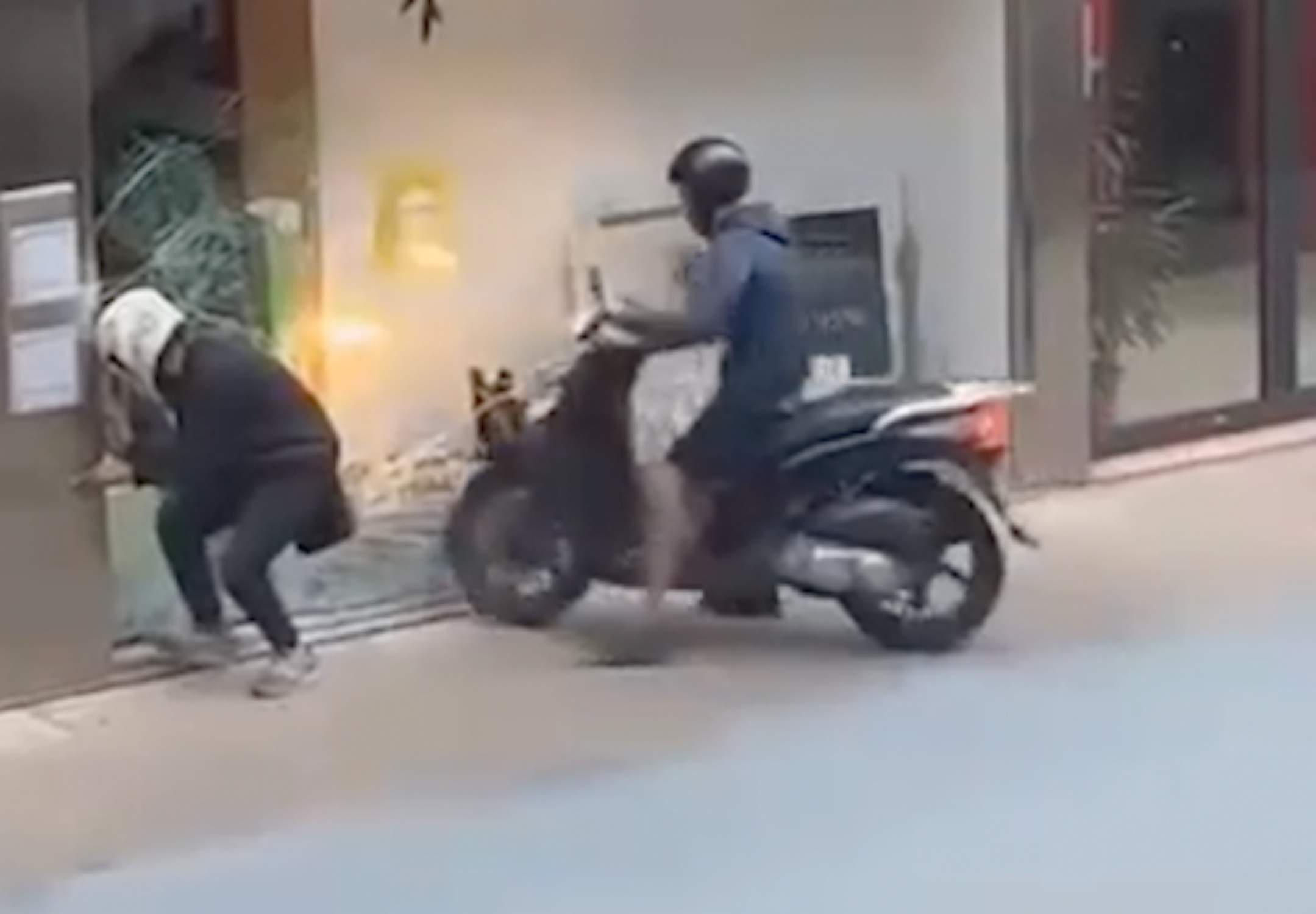 Asaltan farmacia en Barcelona a plena luz del día con una moto robada