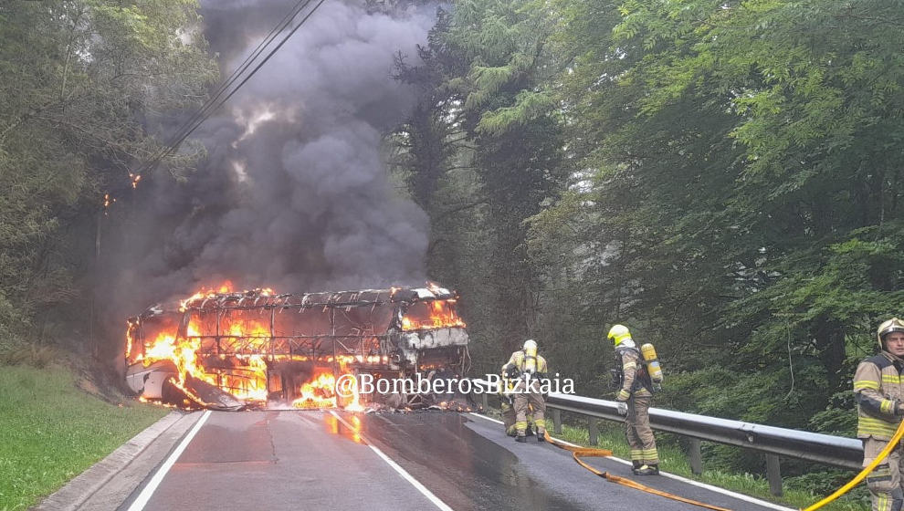 Un autobús escolar queda completamente calcinado en plena carretera