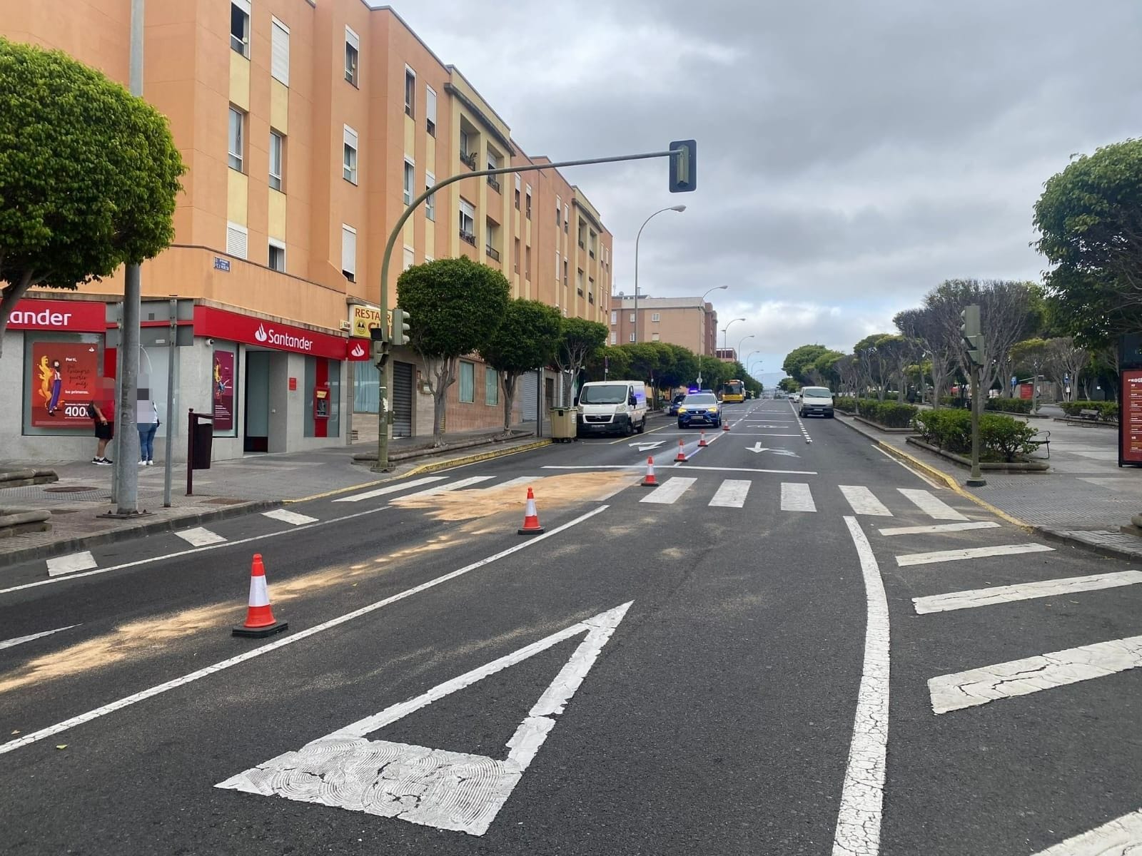 Avenida Pintor Felo Monzón parcialmente cerrada tras derrame de aceite por camión averiado