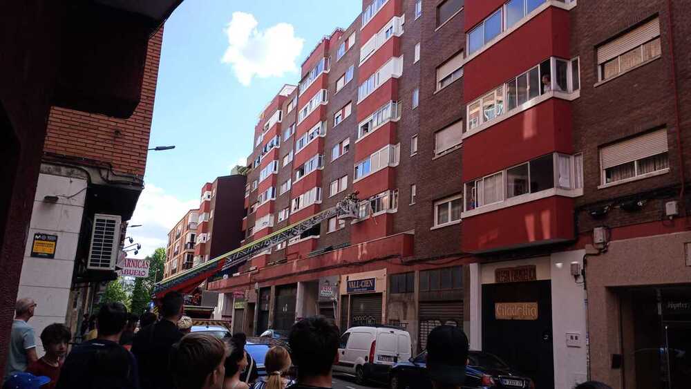 Intervención de Bomberos en la calle Júpiter de Valladolid por una falsa alarma de incendio.