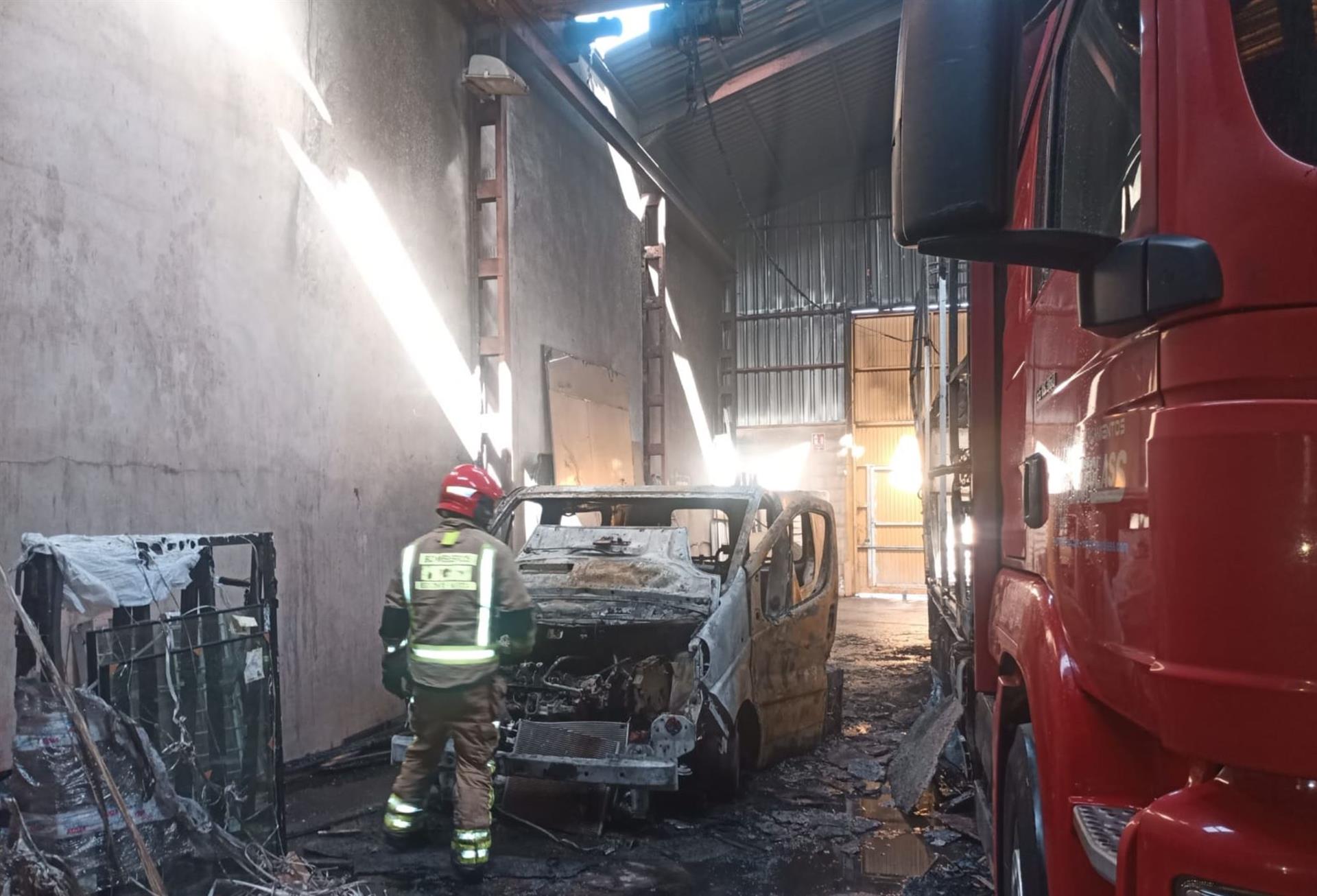 Arden varios camiones en una nave industrial de Torre Pacheco