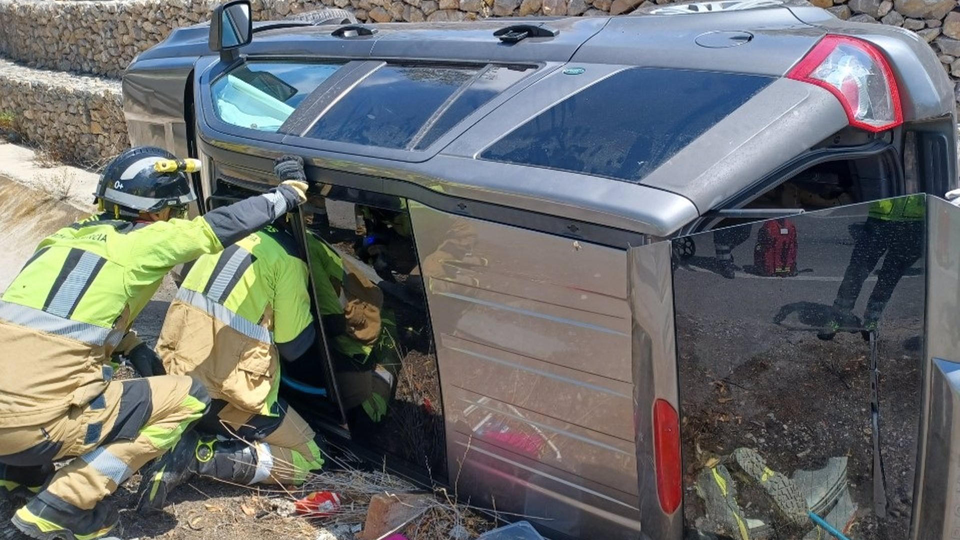 Un hombre es rescatado tras volcar su coche en Lorca