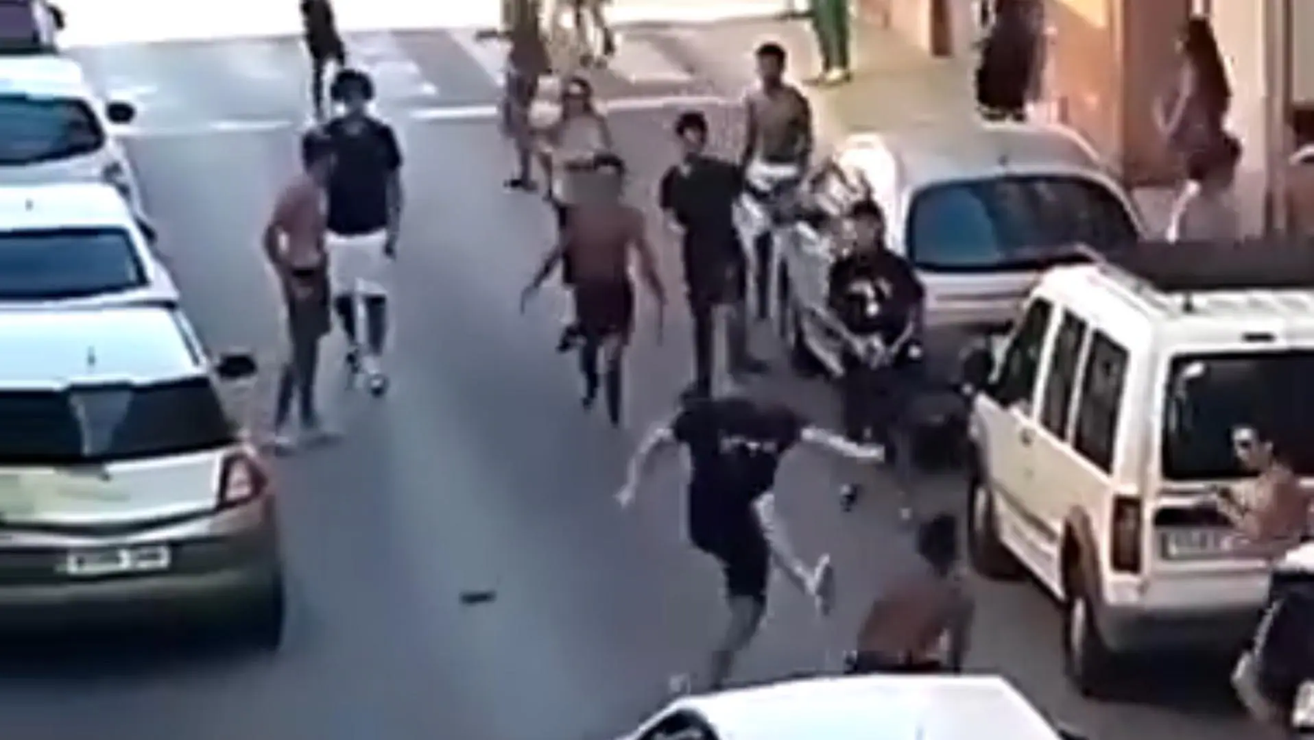Brutal reyerta en Petrer desatada por supuesta agresión sexual en una piscina municipal