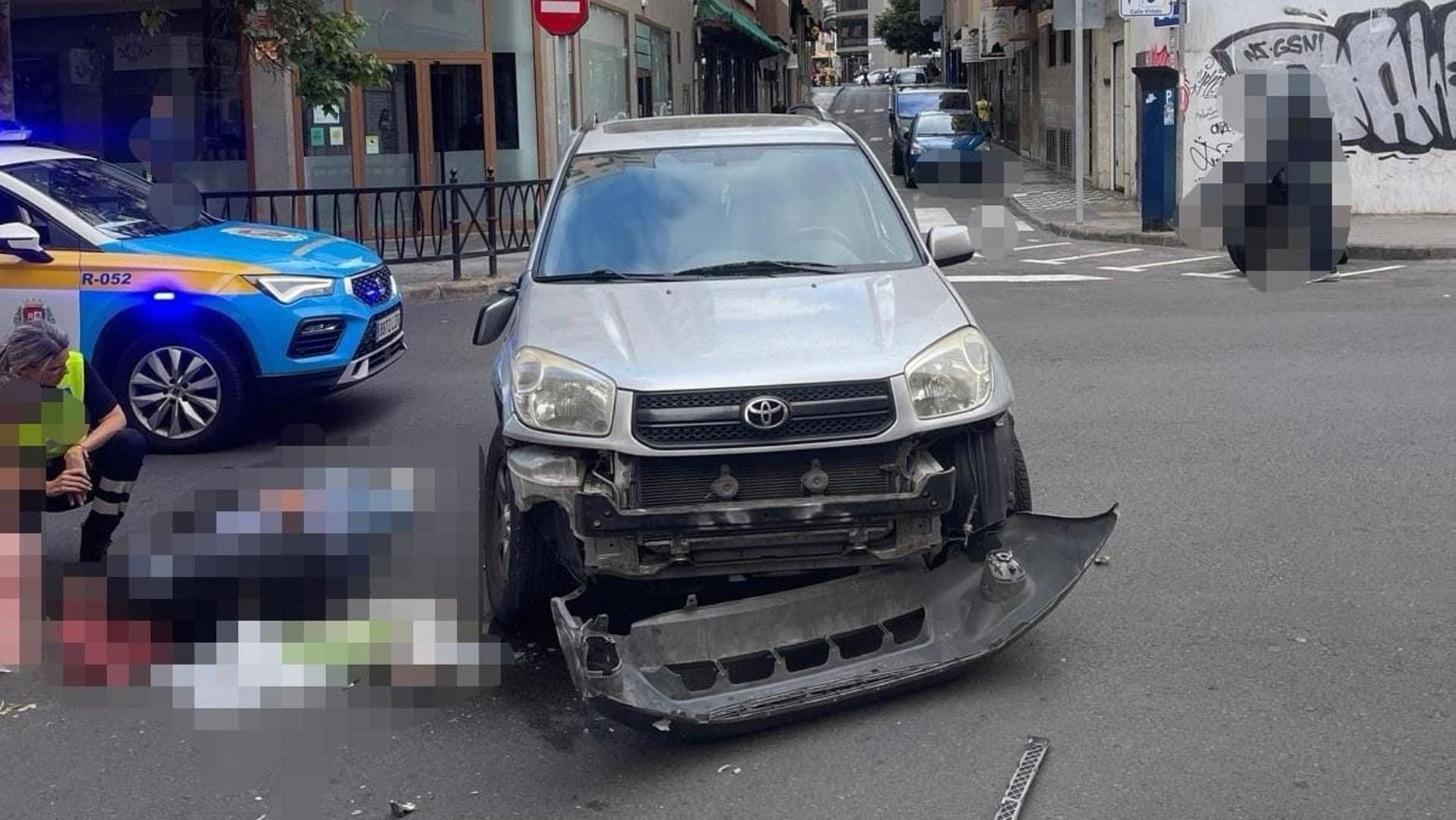 Aparatoso accidente entre un turismo y una moto en Juan Manuel Durán