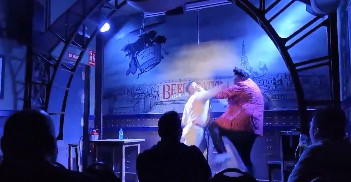 Agredido sobre el escenario un cómico por una publicación que hizo sobre el bebé de su agresor