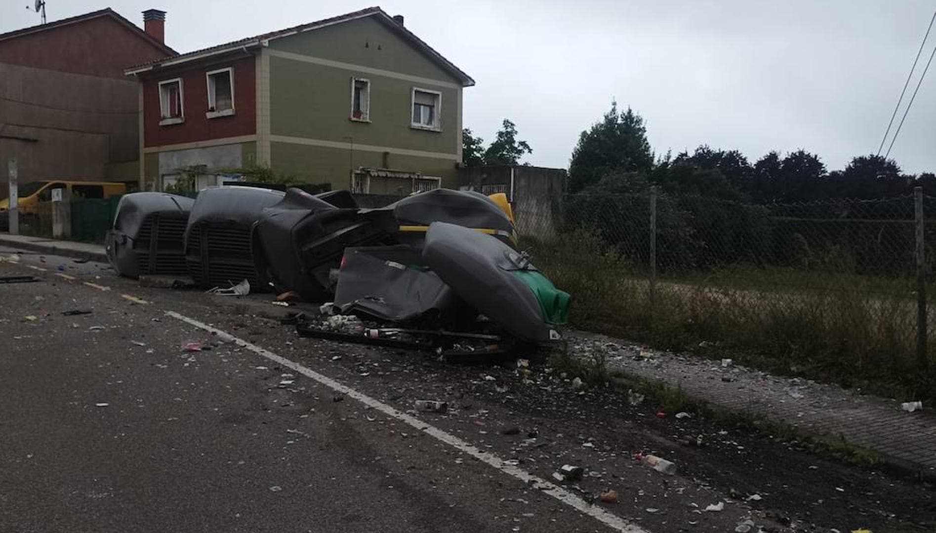 Conductor ebrio provoca grave accidente y casi atropella a varios jóvenes