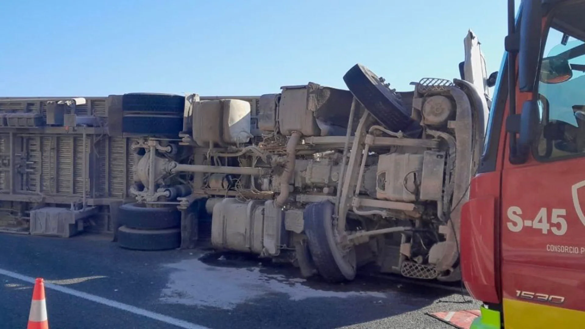 Sucesos Málaga: Vuelca un camión tras chocar contra la mediana a su paso por Alhaurín el Grande